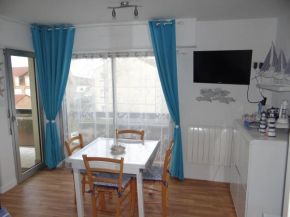 Отель Appartement Ste Cécile à 50 mètres de la plage  Камье